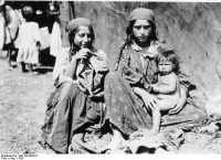 /album/mi-historia-gipsy/bundesarchiv-bild-183-r02017-sinti-und-roma-frauen-mit-unbekleidetem-kind-jpg/